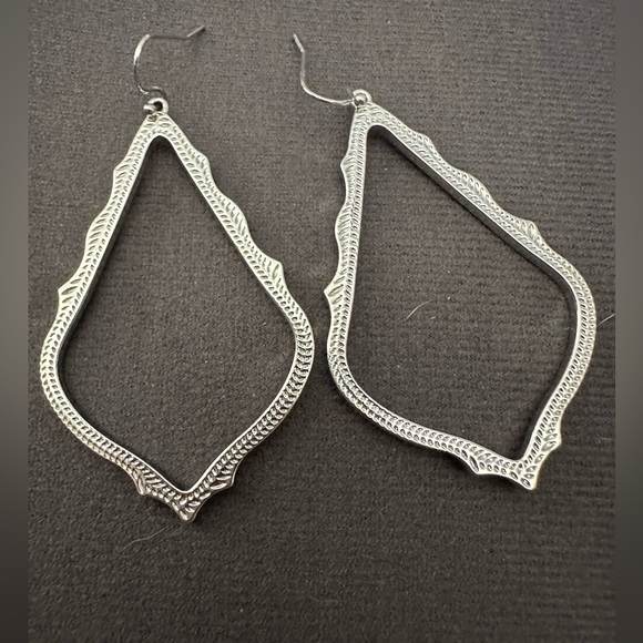 Kendra Scott Jewelry - Kendra Scott Sophee Drop Earrings in Rhodium / Silver Tone 1387